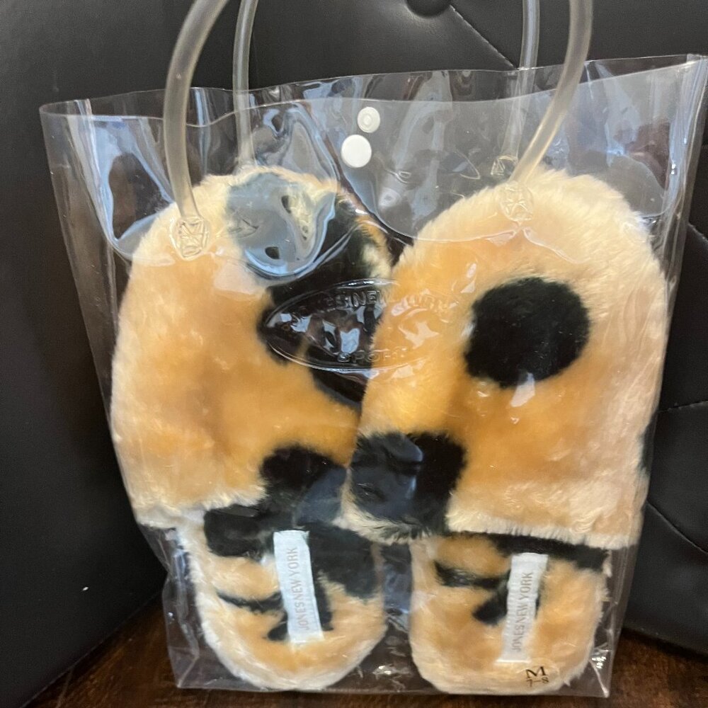 Jones New York Women’s Fuzzy Leopard Print Slippers Medium 7-8 with Bag